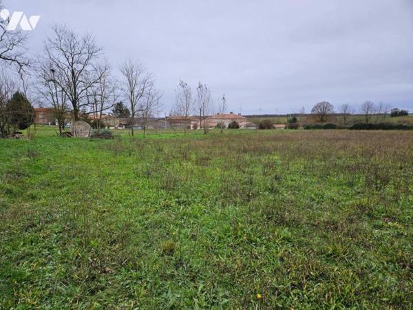 A vendre à CHAUNAY, une maison ancienne au sein d'un terrain de 6123m²