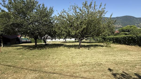 Terrain à bâtir – Voiron – 869 m²

À deux pas du collège et à seulement dix minutes à pied du centre-ville de Voiron, venez découvrir ce terrain de 869 m² idéalement situé dans un quartier résidentiel.

Donnant sur une rue à sens unique à faible circulation, réservée aux seuls riverains, il offre un environnement calme et préservé — un atout rare à proximité du cœur de ville.

Hors lotissement, non viabilisé, il bénéficie néanmoins de la proximité immédiate des réseaux, facilitant les démarches de raccordement. Une fois votre maison construite, profitez d’une belle vue dégagée sur les hauteurs environnantes.

 bénéficiez d’un accompagnement clé en main grâce à notre partenariat avec Excel Home, spécialiste de Eco-construction  OU  construisez librement avec le constructeur de votre choix