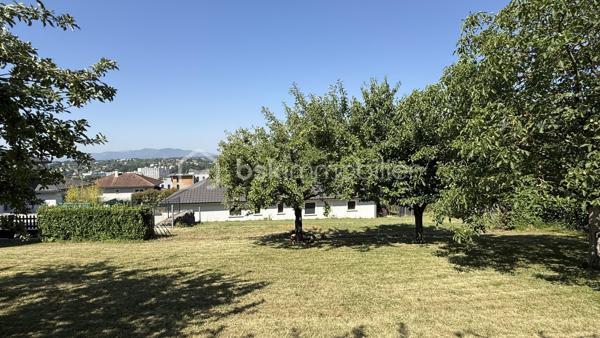 Terrain à bâtir – Voiron – 869 m²

À deux pas du collège et à seulement dix minutes à pied du centre-ville de Voiron, venez découvrir ce terrain de 869 m² idéalement situé dans un quartier résidentiel.

Donnant sur une rue à sens unique à faible circulation, réservée aux seuls riverains, il offre un environnement calme et préservé — un atout rare à proximité du cœur de ville.

Hors lotissement, non viabilisé, il bénéficie néanmoins de la proximité immédiate des réseaux, facilitant les démarches de raccordement. Une fois votre maison construite, profitez d’une belle vue dégagée sur les hauteurs environnantes.

 bénéficiez d’un accompagnement clé en main grâce à notre partenariat avec Excel Home, spécialiste de Eco-construction  OU  construisez librement avec le constructeur de votre choix
