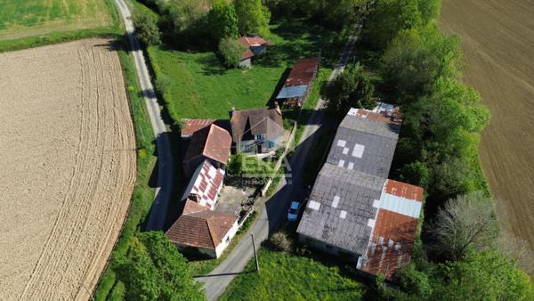 Grande maison avec dépendances à rénover