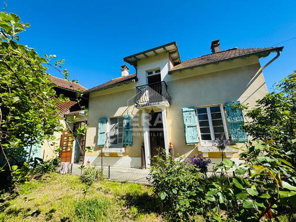 Grande maison avec dépendances à rénover