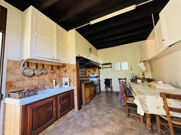 Grande maison avec dépendances à rénover