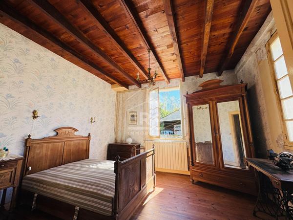 Grande maison avec dépendances à rénover
