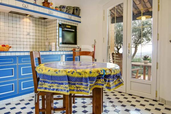 Belle villa provençale à vendre au calme avec vue mer