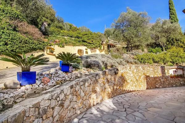 Belle villa provençale à vendre au calme avec vue mer