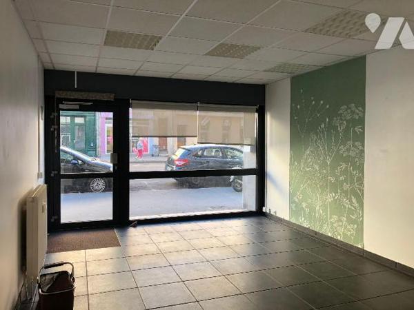 Sur un axe passant, rue de Belfort, dans un secteur animé, proche lycée et parking gratuit, loc...