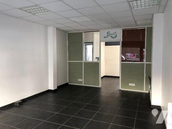 Sur un axe passant, rue de Belfort, dans un secteur animé, proche lycée et parking gratuit, loc...