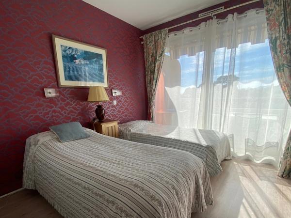 Appartement à vendre 3 pièces avec grandes terrasses (PENH CHAI)
