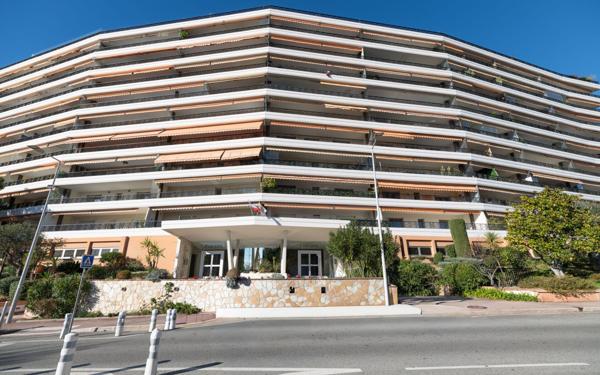 Appartement à vendre    3 pièces • 76 m2 Nice