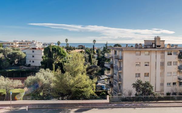 Appartement à vendre    3 pièces • 76 m2 Nice