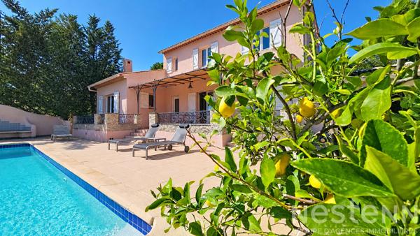 Maison de 125m2  avec 3 chambres, un garage, une piscine et un pool house sur 2500m2 de parcelle.