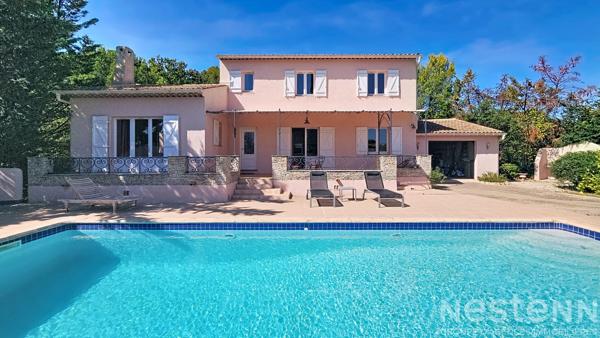 Maison de 125m2  avec 3 chambres, un garage, une piscine et un pool house sur 2500m2 de parcelle.