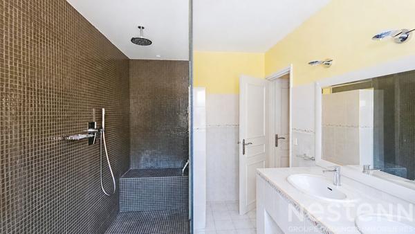 Maison de 125m2  avec 3 chambres, un garage, une piscine et un pool house sur 2500m2 de parcelle.