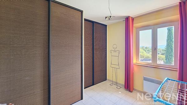 Maison de 125m2  avec 3 chambres, un garage, une piscine et un pool house sur 2500m2 de parcelle.