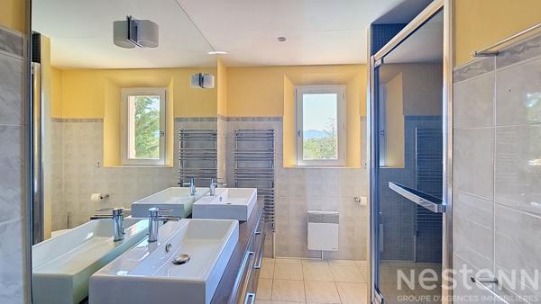 Maison de 125m2  avec 3 chambres, un garage, une piscine et un pool house sur 2500m2 de parcelle.