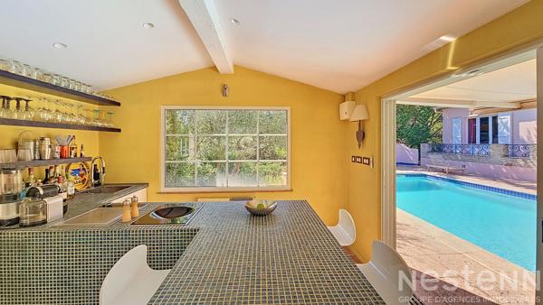 Maison de 125m2  avec 3 chambres, un garage, une piscine et un pool house sur 2500m2 de parcelle.