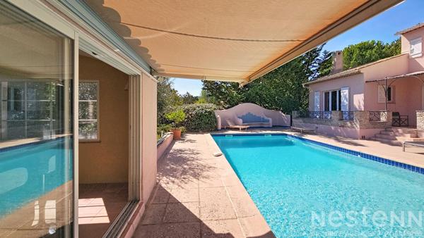 Maison de 125m2  avec 3 chambres, un garage, une piscine et un pool house sur 2500m2 de parcelle.