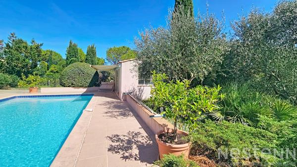 Maison de 125m2  avec 3 chambres, un garage, une piscine et un pool house sur 2500m2 de parcelle.