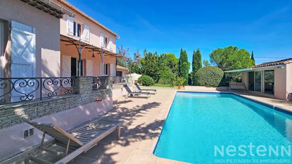 Maison de 125m2  avec 3 chambres, un garage, une piscine et un pool house sur 2500m2 de parcelle.