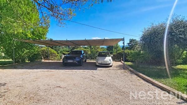 Maison de 125m2  avec 3 chambres, un garage, une piscine et un pool house sur 2500m2 de parcelle.