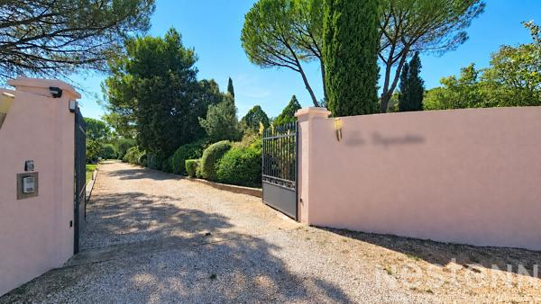 Maison de 125m2  avec 3 chambres, un garage, une piscine et un pool house sur 2500m2 de parcelle.