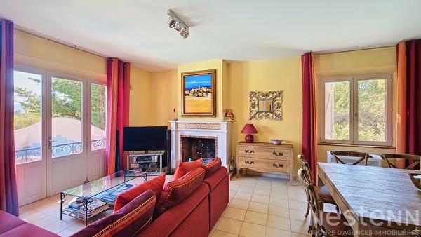 Maison de 125m2  avec 3 chambres, un garage, une piscine et un pool house sur 2500m2 de parcelle.