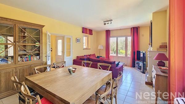Maison de 125m2  avec 3 chambres, un garage, une piscine et un pool house sur 2500m2 de parcelle.
