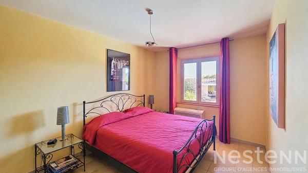 Maison de 125m2  avec 3 chambres, un garage, une piscine et un pool house sur 2500m2 de parcelle.