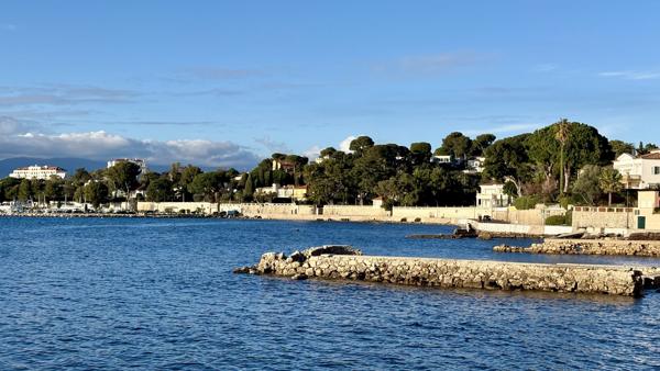 Juan‑les‑Pins — Rare 2 pièces idéalement situé entre la Pinède et le Ponteil, à deux pas des plages.