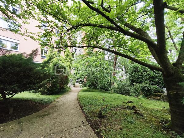 À deux pas de la Bibliothèque François-Mitterrand, découvrez ce grand studio de 29 m² situé au 3ᵉ étage avec ascenseur d'une résidence appréciée pour ses vastes espaces verts paysagers (plus d'un hectare).
L'appartement offre une belle pièce de vie lumineuse avec cuisine ouverte aménagée et équipée. 
L' aménagement permet de distinguer un véritable espace nuit / alcôve. 
Il dispose également d'un espace dressing ainsi que d'une salle d'eau avec douche à l'italienne et WC.
En très bon état général, rénové avec soin dans un esprit contemporain mêlant béton brut, bois et esprit arty, il pourra être habité ou loué sans travaux.
La résidence sécurisée bénéficie de jardins paysagers privatifs particulièrement agréables, un atout rare dans le secteur. 
Commerces, transports et les nombreux services du quartier à proximité immédiate.
Les + :
_Résidence arborée avec jardins privatifs
_ Grand studio de 29 m²
_ Espace nuit distinct
_ Dressing
_ Ascenseur
_ Cuisine aménagée et équipée
_ À proximité immédiate des transports et commerces
_ Sans travaux