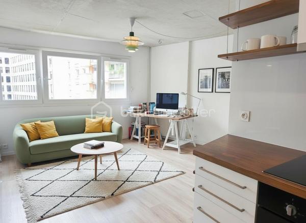 À deux pas de la Bibliothèque François-Mitterrand, découvrez ce grand studio de 29 m² situé au 3ᵉ étage avec ascenseur d'une résidence appréciée pour ses vastes espaces verts paysagers (plus d'un hectare).
L'appartement offre une belle pièce de vie lumineuse avec cuisine ouverte aménagée et équipée. 
L' aménagement permet de distinguer un véritable espace nuit / alcôve. 
Il dispose également d'un espace dressing ainsi que d'une salle d'eau avec douche à l'italienne et WC.
En très bon état général, rénové avec soin dans un esprit contemporain mêlant béton brut, bois et esprit arty, il pourra être habité ou loué sans travaux.
La résidence sécurisée bénéficie de jardins paysagers privatifs particulièrement agréables, un atout rare dans le secteur. 
Commerces, transports et les nombreux services du quartier à proximité immédiate.
Les + :
_Résidence arborée avec jardins privatifs
_ Grand studio de 29 m²
_ Espace nuit distinct
_ Dressing
_ Ascenseur
_ Cuisine aménagée et équipée
_ À proximité immédiate des transports et commerces
_ Sans travaux
