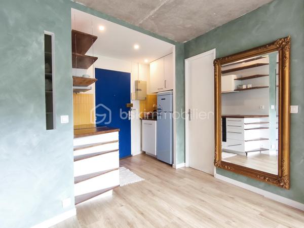 À deux pas de la Bibliothèque François-Mitterrand, découvrez ce grand studio de 29 m² situé au 3ᵉ étage avec ascenseur d'une résidence appréciée pour ses vastes espaces verts paysagers (plus d'un hectare).
L'appartement offre une belle pièce de vie lumineuse avec cuisine ouverte aménagée et équipée. 
L' aménagement permet de distinguer un véritable espace nuit / alcôve. 
Il dispose également d'un espace dressing ainsi que d'une salle d'eau avec douche à l'italienne et WC.
En très bon état général, rénové avec soin dans un esprit contemporain mêlant béton brut, bois et esprit arty, il pourra être habité ou loué sans travaux.
La résidence sécurisée bénéficie de jardins paysagers privatifs particulièrement agréables, un atout rare dans le secteur. 
Commerces, transports et les nombreux services du quartier à proximité immédiate.
Les + :
_Résidence arborée avec jardins privatifs
_ Grand studio de 29 m²
_ Espace nuit distinct
_ Dressing
_ Ascenseur
_ Cuisine aménagée et équipée
_ À proximité immédiate des transports et commerces
_ Sans travaux