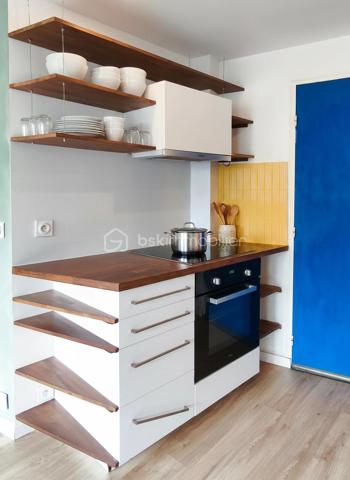 À deux pas de la Bibliothèque François-Mitterrand, découvrez ce grand studio de 29 m² situé au 3ᵉ étage avec ascenseur d'une résidence appréciée pour ses vastes espaces verts paysagers (plus d'un hectare).
L'appartement offre une belle pièce de vie lumineuse avec cuisine ouverte aménagée et équipée. 
L' aménagement permet de distinguer un véritable espace nuit / alcôve. 
Il dispose également d'un espace dressing ainsi que d'une salle d'eau avec douche à l'italienne et WC.
En très bon état général, rénové avec soin dans un esprit contemporain mêlant béton brut, bois et esprit arty, il pourra être habité ou loué sans travaux.
La résidence sécurisée bénéficie de jardins paysagers privatifs particulièrement agréables, un atout rare dans le secteur. 
Commerces, transports et les nombreux services du quartier à proximité immédiate.
Les + :
_Résidence arborée avec jardins privatifs
_ Grand studio de 29 m²
_ Espace nuit distinct
_ Dressing
_ Ascenseur
_ Cuisine aménagée et équipée
_ À proximité immédiate des transports et commerces
_ Sans travaux