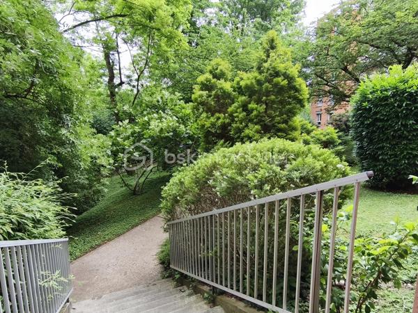 À deux pas de la Bibliothèque François-Mitterrand, découvrez ce grand studio de 29 m² situé au 3ᵉ étage avec ascenseur d'une résidence appréciée pour ses vastes espaces verts paysagers (plus d'un hectare).
L'appartement offre une belle pièce de vie lumineuse avec cuisine ouverte aménagée et équipée. 
L' aménagement permet de distinguer un véritable espace nuit / alcôve. 
Il dispose également d'un espace dressing ainsi que d'une salle d'eau avec douche à l'italienne et WC.
En très bon état général, rénové avec soin dans un esprit contemporain mêlant béton brut, bois et esprit arty, il pourra être habité ou loué sans travaux.
La résidence sécurisée bénéficie de jardins paysagers privatifs particulièrement agréables, un atout rare dans le secteur. 
Commerces, transports et les nombreux services du quartier à proximité immédiate.
Les + :
_Résidence arborée avec jardins privatifs
_ Grand studio de 29 m²
_ Espace nuit distinct
_ Dressing
_ Ascenseur
_ Cuisine aménagée et équipée
_ À proximité immédiate des transports et commerces
_ Sans travaux