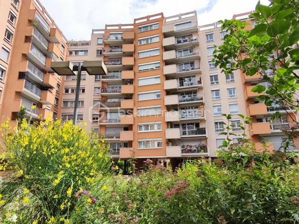 À deux pas de la Bibliothèque François-Mitterrand, découvrez ce grand studio de 29 m² situé au 3ᵉ étage avec ascenseur d'une résidence appréciée pour ses vastes espaces verts paysagers (plus d'un hectare).
L'appartement offre une belle pièce de vie lumineuse avec cuisine ouverte aménagée et équipée. 
L' aménagement permet de distinguer un véritable espace nuit / alcôve. 
Il dispose également d'un espace dressing ainsi que d'une salle d'eau avec douche à l'italienne et WC.
En très bon état général, rénové avec soin dans un esprit contemporain mêlant béton brut, bois et esprit arty, il pourra être habité ou loué sans travaux.
La résidence sécurisée bénéficie de jardins paysagers privatifs particulièrement agréables, un atout rare dans le secteur. 
Commerces, transports et les nombreux services du quartier à proximité immédiate.
Les + :
_Résidence arborée avec jardins privatifs
_ Grand studio de 29 m²
_ Espace nuit distinct
_ Dressing
_ Ascenseur
_ Cuisine aménagée et équipée
_ À proximité immédiate des transports et commerces
_ Sans travaux