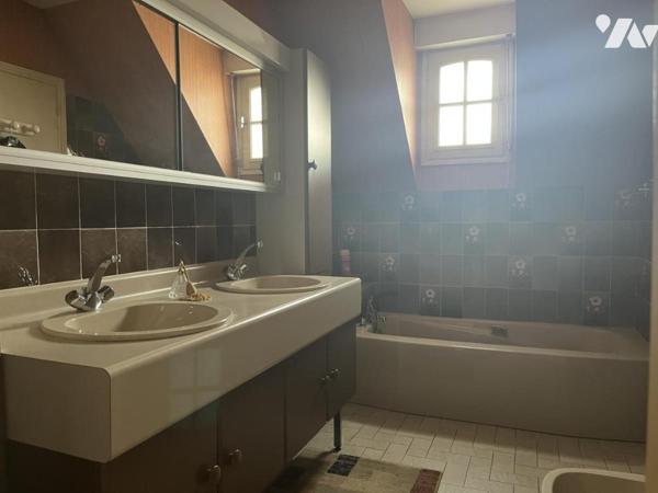 Hyper centre, proche gare,  maison de 1983 4 chambres ( T6 /180 m² hab.env.) sur 705 m² de terrain 