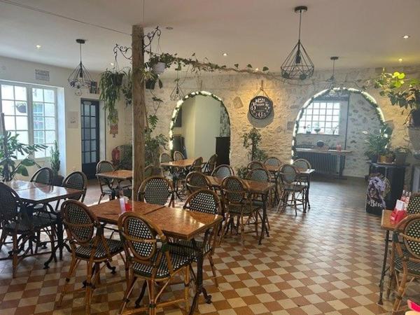 Très belle affaire Bar Brasserie à reprendre ( fond de commerce ) plus Appartement ( inclus)