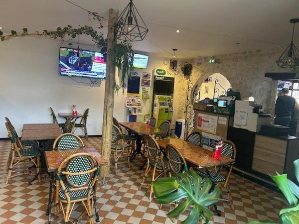 Très belle affaire Bar Brasserie à reprendre ( fond de commerce ) plus Appartement ( inclus)
