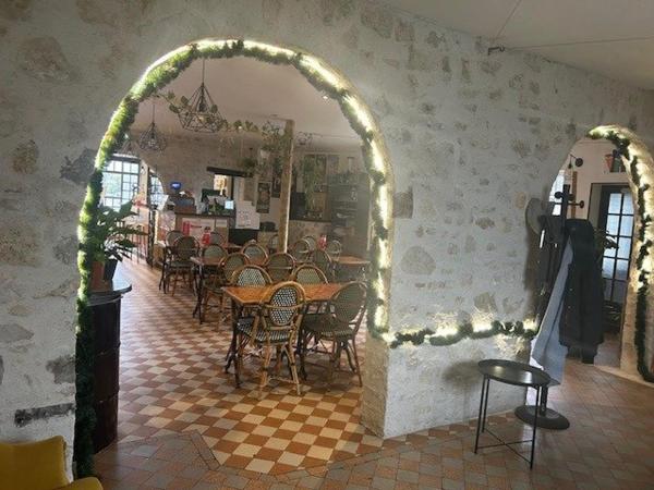 Très belle affaire Bar Brasserie à reprendre ( fond de commerce ) plus Appartement ( inclus)