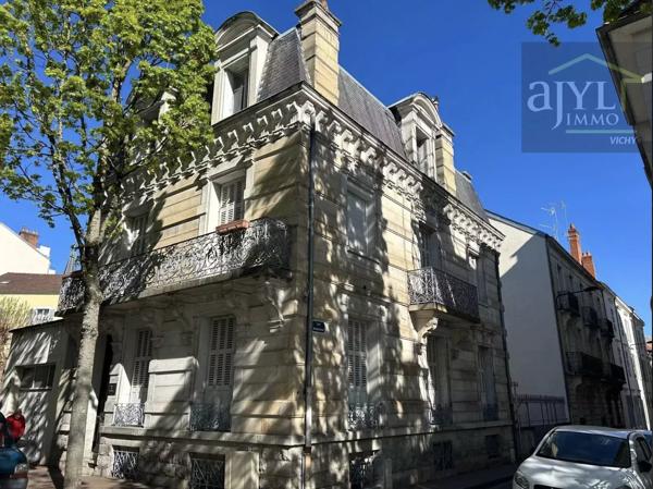 Immeuble
         9 pièces
        - 220 m² 490 000 € *