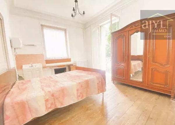 Immeuble
         9 pièces
        - 220 m² 490 000 € *