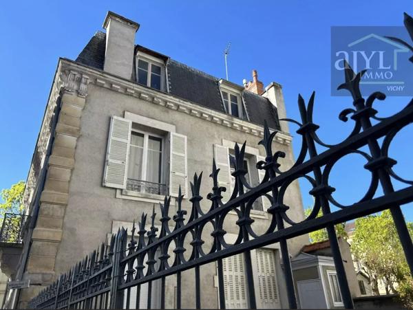 Immeuble
         9 pièces
        - 220 m² 490 000 € *