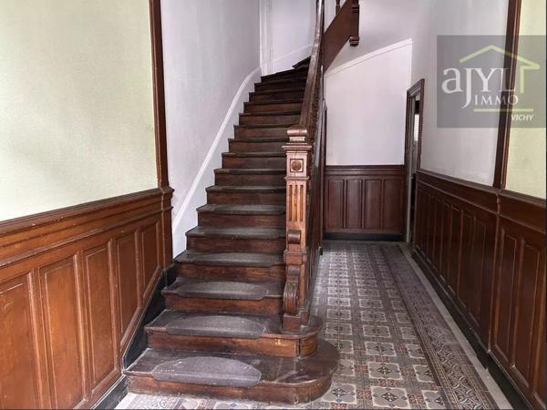 Immeuble
         9 pièces
        - 220 m² 490 000 € *
