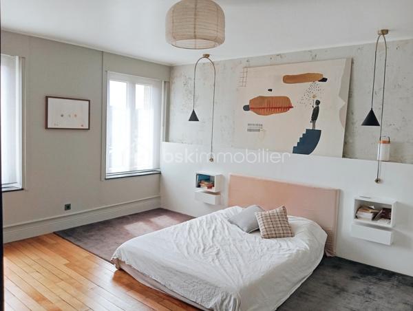 Votre conseillère Shana WURMSER,  vous propose cette magnifique maison individuelle des années 30, entièrement rénovée avec goût.

Décorée par une décoratrice d’intérieur, cette maison allie charme de l’ancien (parquet massif, moulures, volumes) et confort moderne. Chaque pièce a été pensée avec soin : papiers peints élégants, teintes raffinées, aménagements sur mesure parfaitement intégrés à l’esprit de la maison.

Située à Flize, Commune dynamique et recherchée offrant toutes les commodités, écoles, pharmacie, commerces, transports, à seulement 15 minutes de Charleville-Mézières. 

La maison se compose au rez-de-chaussée, d'une entrée, une grande cuisine dinatoire, équipée, moderne et conviviale, une salle à manger donnant accès à la partie extension composée d'un salon lumineux avec plafond cathédrale, offrant de nombreux aménagements (bibliothèque, banquette de lecture, télévision dissimulée), une buanderie et un wc séparé. 
Profitez des extérieurs avec un accès direct à la terrasse et au jardin clos. 

Au premier étage, une chambre parentale avec une pièce dressing/bureau. Une salle d'eau, un WC séparé et une seconde chambre. Le couloir offre également un espace bureau optimisé et lumineux. 

Au deuxième étage un vaste palier dessert une chambre, une salle de bain/wc et une pièce pouvant être utilisée en bureau/chambre/salle de jeux...

Une cave voutée complète ce bien.

Une maison coup de cœur, mêlant charme et fonctionnalité, idéale pour une famille à la recherche d’un lieu de vie soigné et spacieux.

Chauffage; électrique et poêle à granulés.
Tout à l'égout.
Taxe foncière; 832€