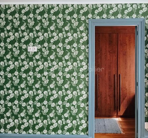 Votre conseillère Shana WURMSER,  vous propose cette magnifique maison individuelle des années 30, entièrement rénovée avec goût.

Décorée par une décoratrice d’intérieur, cette maison allie charme de l’ancien (parquet massif, moulures, volumes) et confort moderne. Chaque pièce a été pensée avec soin : papiers peints élégants, teintes raffinées, aménagements sur mesure parfaitement intégrés à l’esprit de la maison.

Située à Flize, Commune dynamique et recherchée offrant toutes les commodités, écoles, pharmacie, commerces, transports, à seulement 15 minutes de Charleville-Mézières. 

La maison se compose au rez-de-chaussée, d'une entrée, une grande cuisine dinatoire, équipée, moderne et conviviale, une salle à manger donnant accès à la partie extension composée d'un salon lumineux avec plafond cathédrale, offrant de nombreux aménagements (bibliothèque, banquette de lecture, télévision dissimulée), une buanderie et un wc séparé. 
Profitez des extérieurs avec un accès direct à la terrasse et au jardin clos. 

Au premier étage, une chambre parentale avec une pièce dressing/bureau. Une salle d'eau, un WC séparé et une seconde chambre. Le couloir offre également un espace bureau optimisé et lumineux. 

Au deuxième étage un vaste palier dessert une chambre, une salle de bain/wc et une pièce pouvant être utilisée en bureau/chambre/salle de jeux...

Une cave voutée complète ce bien.

Une maison coup de cœur, mêlant charme et fonctionnalité, idéale pour une famille à la recherche d’un lieu de vie soigné et spacieux.

Chauffage; électrique et poêle à granulés.
Tout à l'égout.
Taxe foncière; 832€