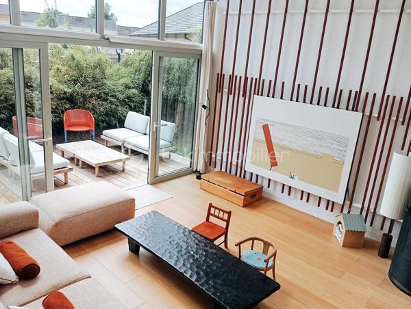 Votre conseillère Shana WURMSER,  vous propose cette magnifique maison individuelle des années 30, entièrement rénovée avec goût.

Décorée par une décoratrice d’intérieur, cette maison allie charme de l’ancien (parquet massif, moulures, volumes) et confort moderne. Chaque pièce a été pensée avec soin : papiers peints élégants, teintes raffinées, aménagements sur mesure parfaitement intégrés à l’esprit de la maison.

Située à Flize, Commune dynamique et recherchée offrant toutes les commodités, écoles, pharmacie, commerces, transports, à seulement 15 minutes de Charleville-Mézières. 

La maison se compose au rez-de-chaussée, d'une entrée, une grande cuisine dinatoire, équipée, moderne et conviviale, une salle à manger donnant accès à la partie extension composée d'un salon lumineux avec plafond cathédrale, offrant de nombreux aménagements (bibliothèque, banquette de lecture, télévision dissimulée), une buanderie et un wc séparé. 
Profitez des extérieurs avec un accès direct à la terrasse et au jardin clos. 

Au premier étage, une chambre parentale avec une pièce dressing/bureau. Une salle d'eau, un WC séparé et une seconde chambre. Le couloir offre également un espace bureau optimisé et lumineux. 

Au deuxième étage un vaste palier dessert une chambre, une salle de bain/wc et une pièce pouvant être utilisée en bureau/chambre/salle de jeux...

Une cave voutée complète ce bien.

Une maison coup de cœur, mêlant charme et fonctionnalité, idéale pour une famille à la recherche d’un lieu de vie soigné et spacieux.

Chauffage; électrique et poêle à granulés.
Tout à l'égout.
Taxe foncière; 832€