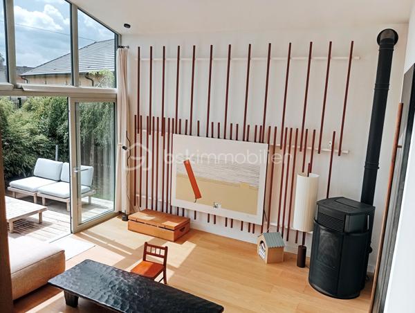 Votre conseillère Shana WURMSER,  vous propose cette magnifique maison individuelle des années 30, entièrement rénovée avec goût.

Décorée par une décoratrice d’intérieur, cette maison allie charme de l’ancien (parquet massif, moulures, volumes) et confort moderne. Chaque pièce a été pensée avec soin : papiers peints élégants, teintes raffinées, aménagements sur mesure parfaitement intégrés à l’esprit de la maison.

Située à Flize, Commune dynamique et recherchée offrant toutes les commodités, écoles, pharmacie, commerces, transports, à seulement 15 minutes de Charleville-Mézières. 

La maison se compose au rez-de-chaussée, d'une entrée, une grande cuisine dinatoire, équipée, moderne et conviviale, une salle à manger donnant accès à la partie extension composée d'un salon lumineux avec plafond cathédrale, offrant de nombreux aménagements (bibliothèque, banquette de lecture, télévision dissimulée), une buanderie et un wc séparé. 
Profitez des extérieurs avec un accès direct à la terrasse et au jardin clos. 

Au premier étage, une chambre parentale avec une pièce dressing/bureau. Une salle d'eau, un WC séparé et une seconde chambre. Le couloir offre également un espace bureau optimisé et lumineux. 

Au deuxième étage un vaste palier dessert une chambre, une salle de bain/wc et une pièce pouvant être utilisée en bureau/chambre/salle de jeux...

Une cave voutée complète ce bien.

Une maison coup de cœur, mêlant charme et fonctionnalité, idéale pour une famille à la recherche d’un lieu de vie soigné et spacieux.

Chauffage; électrique et poêle à granulés.
Tout à l'égout.
Taxe foncière; 832€