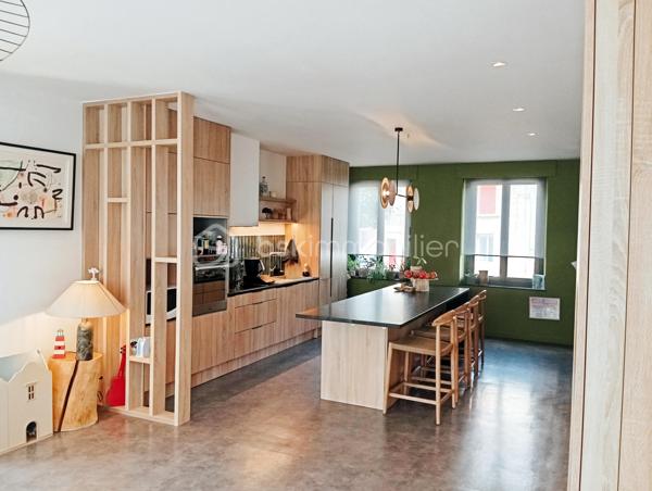 Votre conseillère Shana WURMSER,  vous propose cette magnifique maison individuelle des années 30, entièrement rénovée avec goût.

Décorée par une décoratrice d’intérieur, cette maison allie charme de l’ancien (parquet massif, moulures, volumes) et confort moderne. Chaque pièce a été pensée avec soin : papiers peints élégants, teintes raffinées, aménagements sur mesure parfaitement intégrés à l’esprit de la maison.

Située à Flize, Commune dynamique et recherchée offrant toutes les commodités, écoles, pharmacie, commerces, transports, à seulement 15 minutes de Charleville-Mézières. 

La maison se compose au rez-de-chaussée, d'une entrée, une grande cuisine dinatoire, équipée, moderne et conviviale, une salle à manger donnant accès à la partie extension composée d'un salon lumineux avec plafond cathédrale, offrant de nombreux aménagements (bibliothèque, banquette de lecture, télévision dissimulée), une buanderie et un wc séparé. 
Profitez des extérieurs avec un accès direct à la terrasse et au jardin clos. 

Au premier étage, une chambre parentale avec une pièce dressing/bureau. Une salle d'eau, un WC séparé et une seconde chambre. Le couloir offre également un espace bureau optimisé et lumineux. 

Au deuxième étage un vaste palier dessert une chambre, une salle de bain/wc et une pièce pouvant être utilisée en bureau/chambre/salle de jeux...

Une cave voutée complète ce bien.

Une maison coup de cœur, mêlant charme et fonctionnalité, idéale pour une famille à la recherche d’un lieu de vie soigné et spacieux.

Chauffage; électrique et poêle à granulés.
Tout à l'égout.
Taxe foncière; 832€