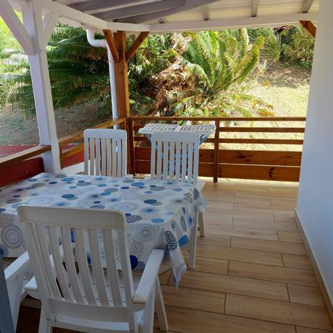 JOLIE VILLA T7 A VENDRE A TERRE DE HAUT LES SAINTESS