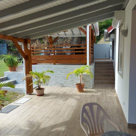 JOLIE VILLA T7 A VENDRE A TERRE DE HAUT LES SAINTESS